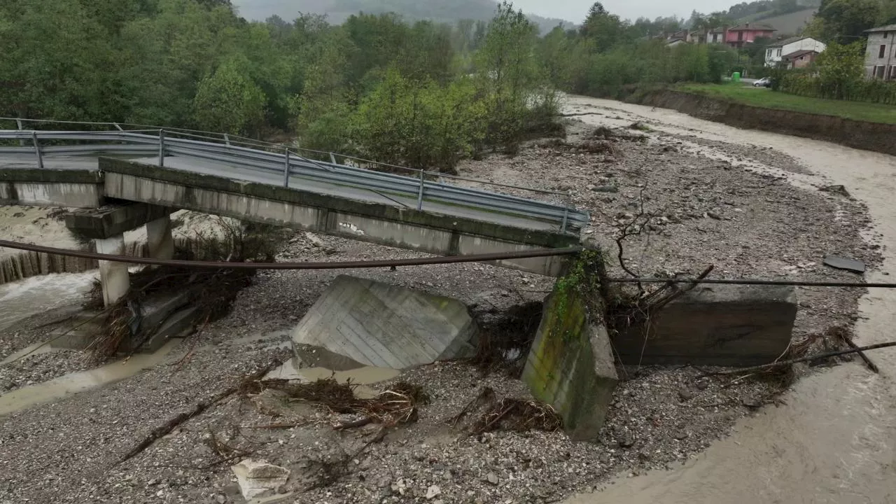 Maltempo in Emilia Romagna, ponte crollato a Terenzo: le immagini dal drone