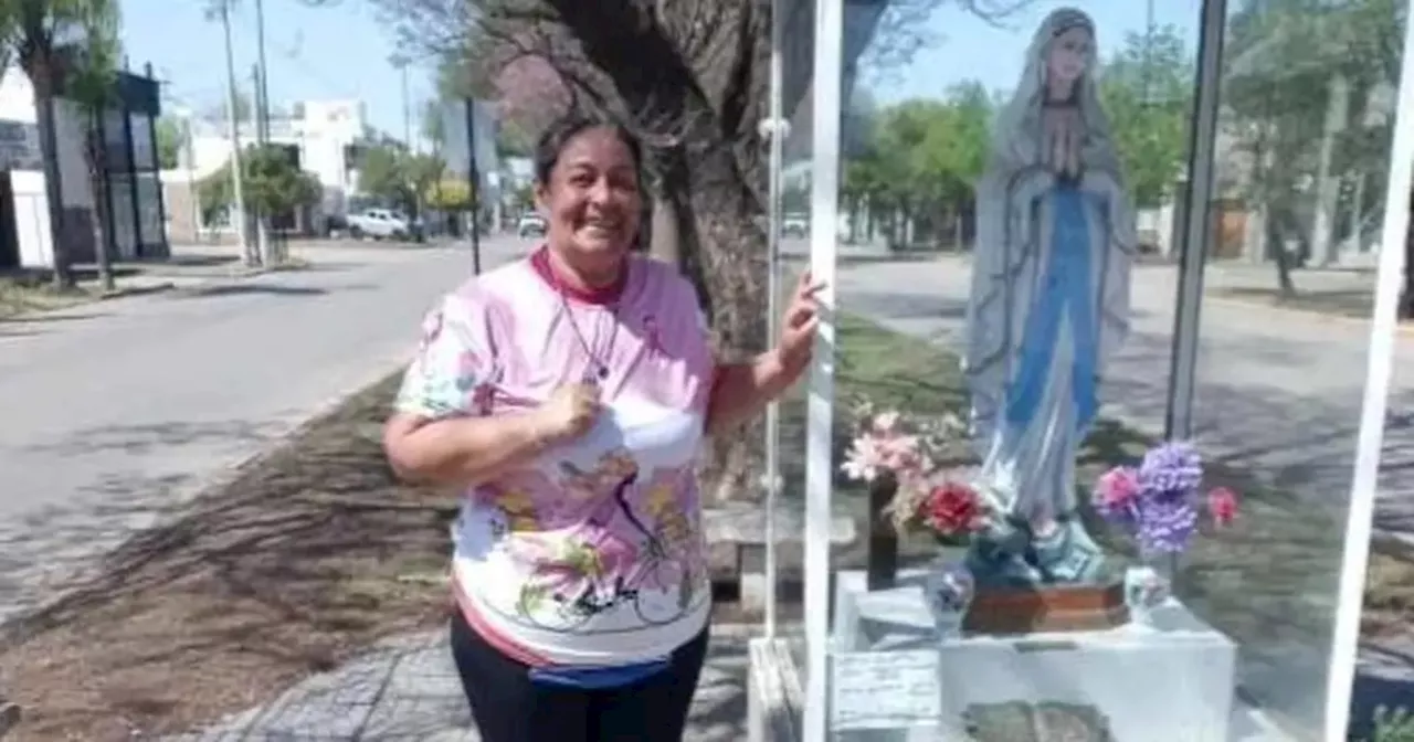 Caminó 26 kilómetros hasta una virgen en Villa María para concientizar sobre el cáncer de mama