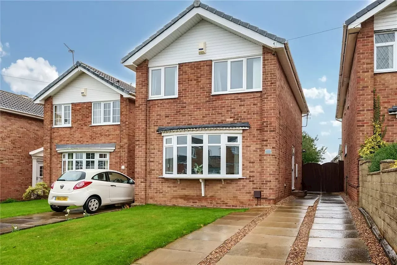 13 pictures of this beautifully presented contemporary three bedroom family home for sale in Leeds