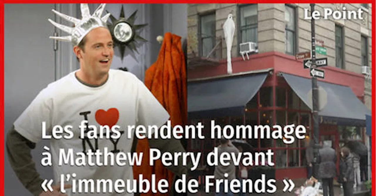 Les fans de Friends rendent hommage à Matthew Perry devant l'immeuble de la série