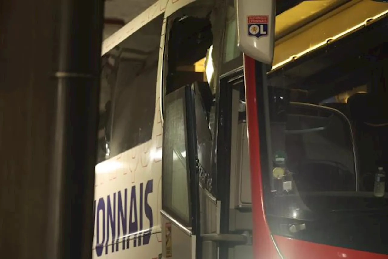 L'image choquante de l'entraîneur blessé après l'attaque du car de l'OL