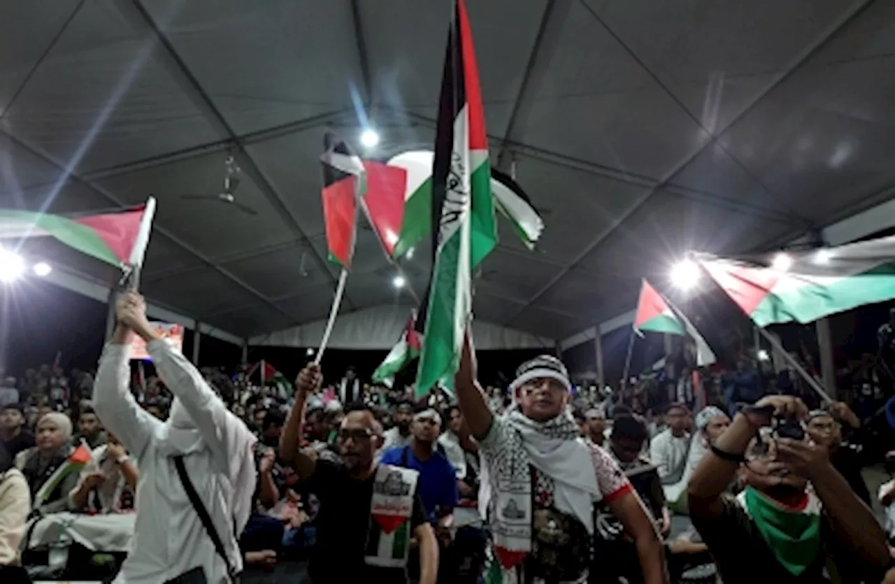 Strong crowd brave rain at Selangor, Penang pro-Palestinian gatherings