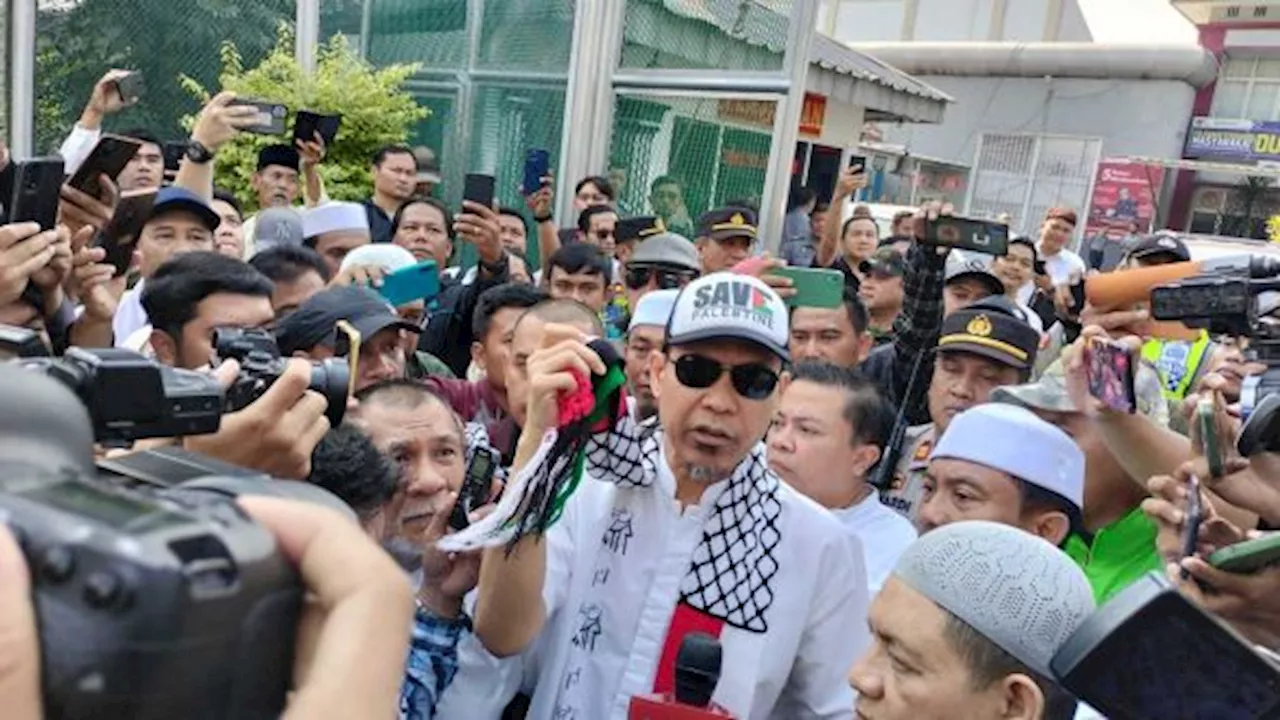 Gunakan Topi Save Palestina, Eks Jubir FPI Munarman Keluar Dari Lapas Salemba