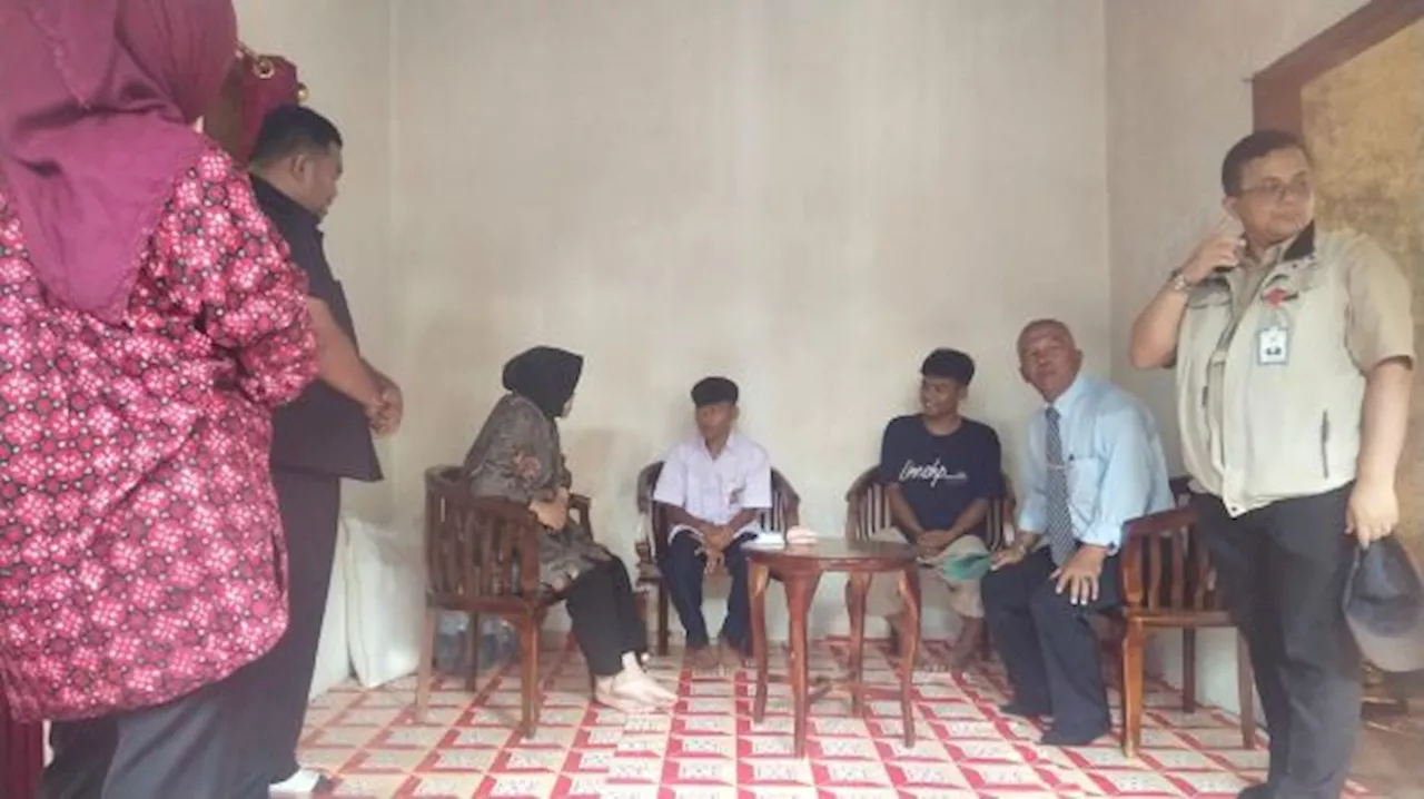 Menteri Sosial Kunjungi Keluarga Mahdar di Garut