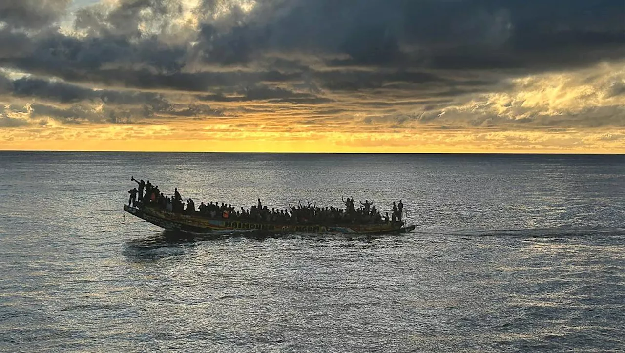 Hallan dos cadáveres en embarcación con 210 migrantes a bordo en España; otro muere después