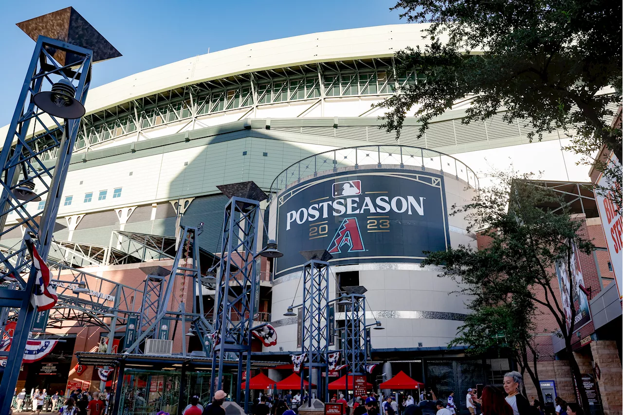 Chase Field roof open for World Series Game 3 between Diamondbacks and Rangers