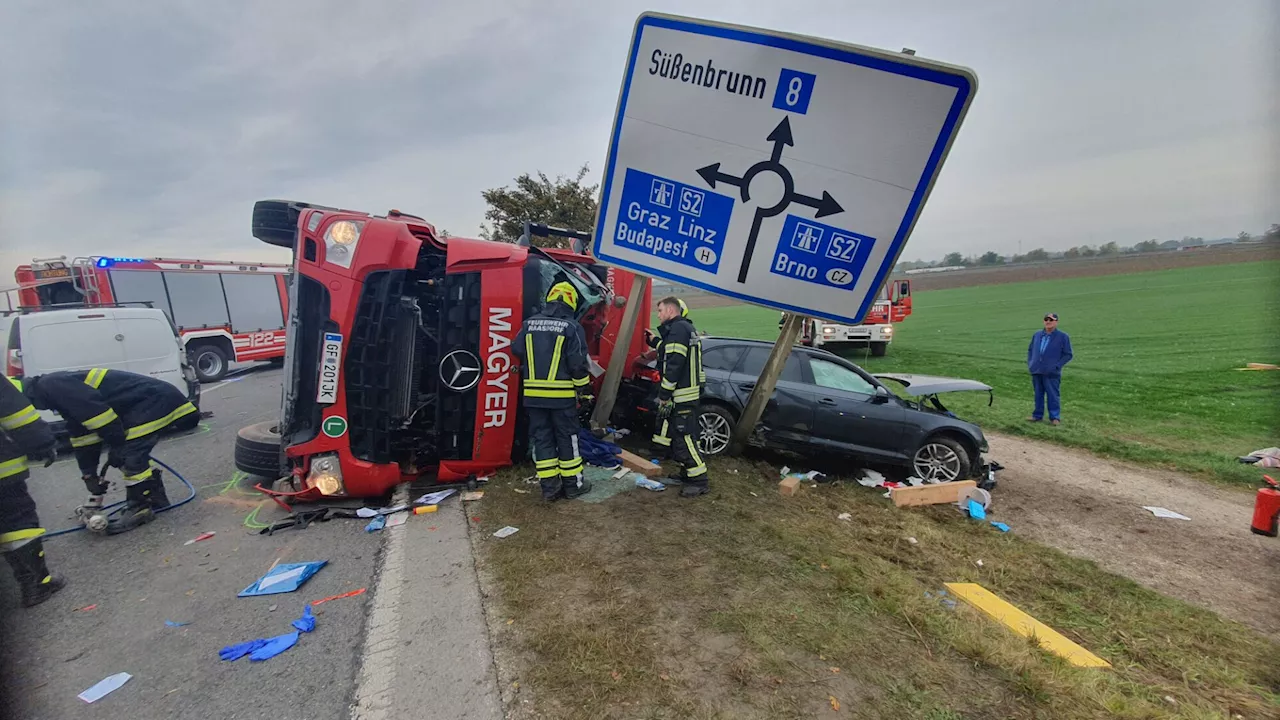 Lkw kippte in Kurve um und schlitterte in Pkw