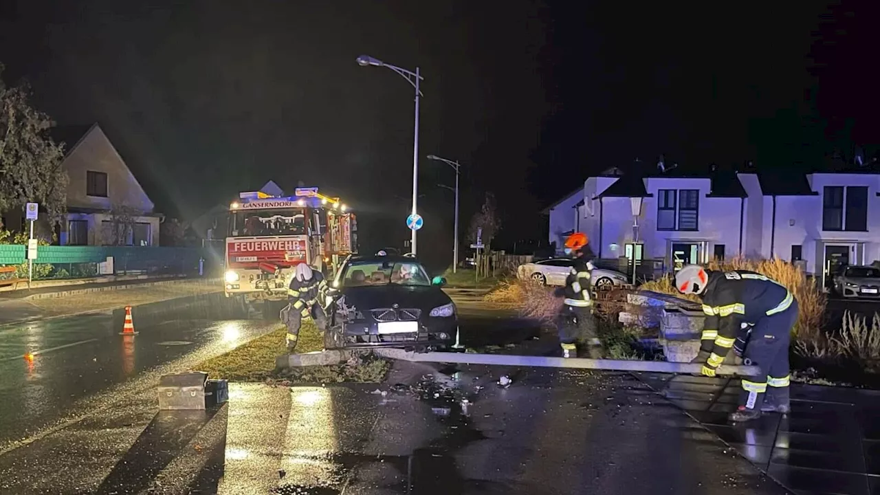 Pkw krachte in Straßenlaterne: Feuerwehr rückte aus