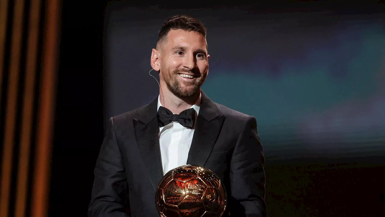 Lionel Messi verovert achtste Gouden Bal en loopt verder uit op Cristiano Ronaldo