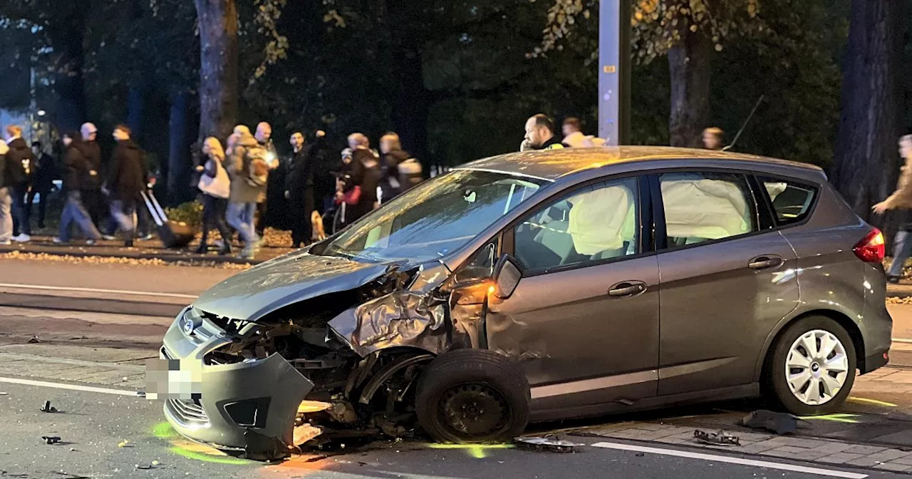 Schwerer Unfall auf der Jöllenbecker Straße: Auto stößt mit Motorrad zusammen