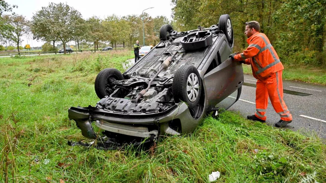 112-nieuws: auto over de kop · zakken vol telefoonhoesjes gevonden