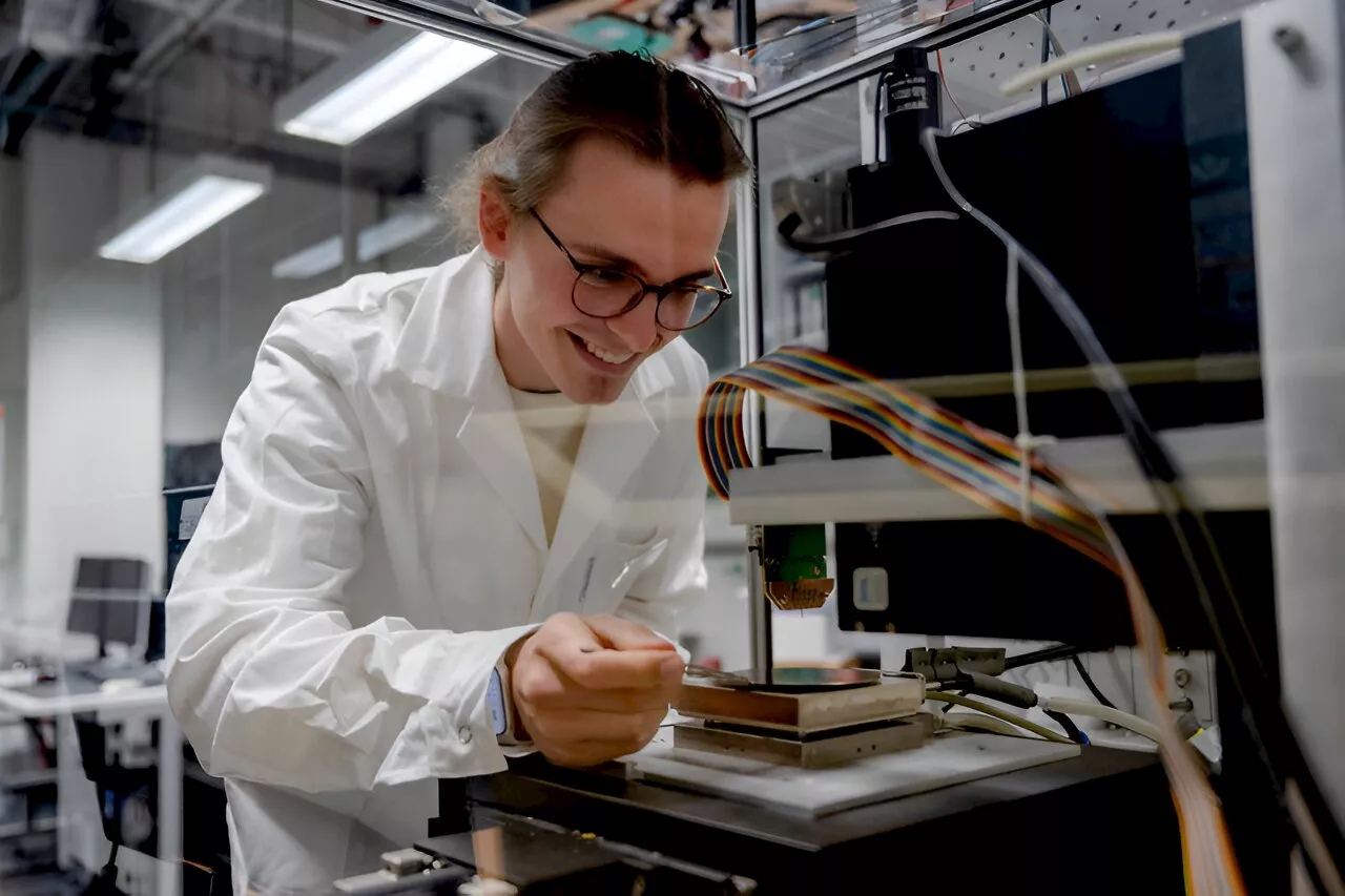 Autonomous measuring instruments systematically detect new materials