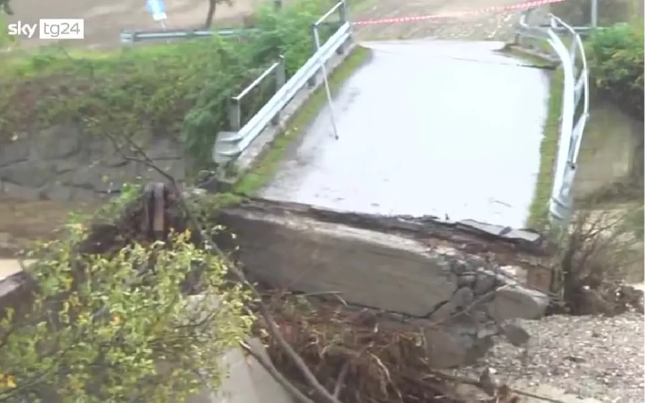 Maltempo in Emilia-Romagna, crollato un ponte a Fornovo (Parma). VIDEO