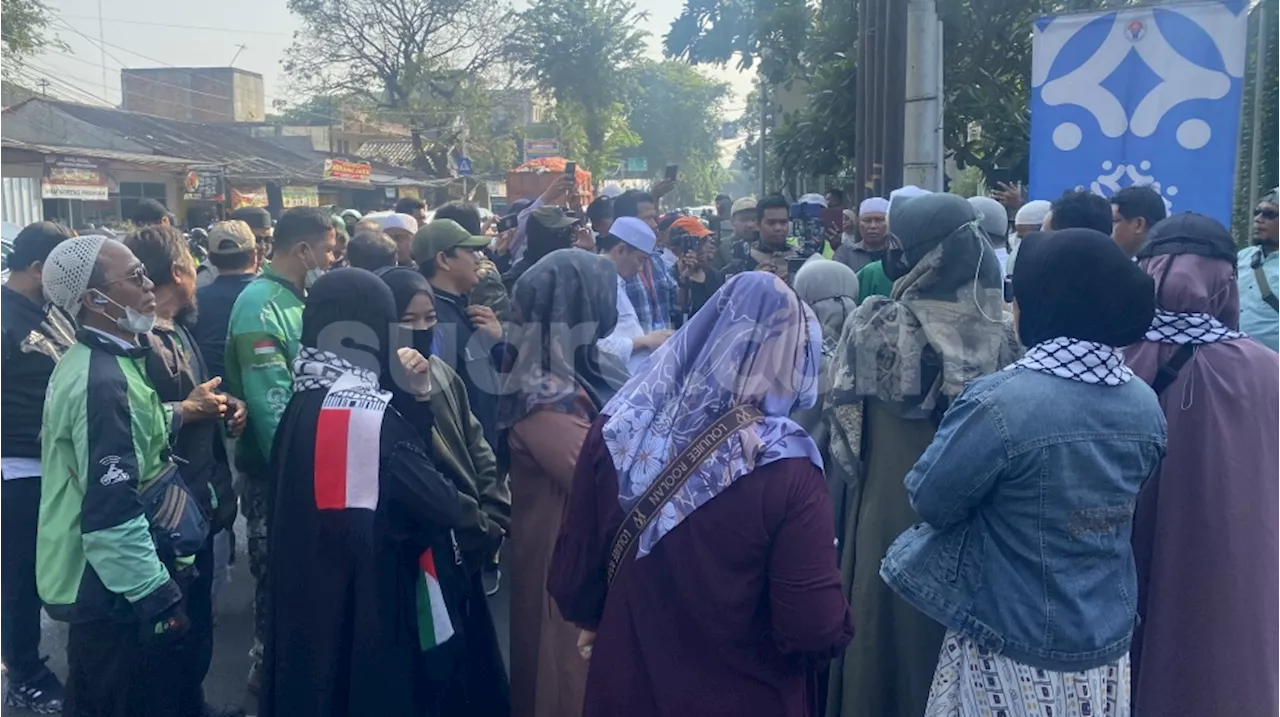 Sembari Bersholawat, Puluhan Simpatisan FPI Nantikan Kebebasan Munarman di Lapas Salemba