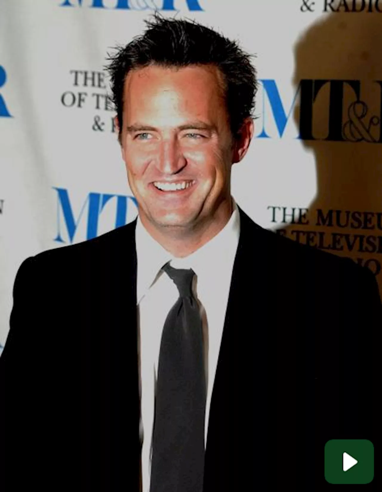 Matthew Perry, a New York i fan omaggiano l'attore davanti all'appartamento di 'Friends'