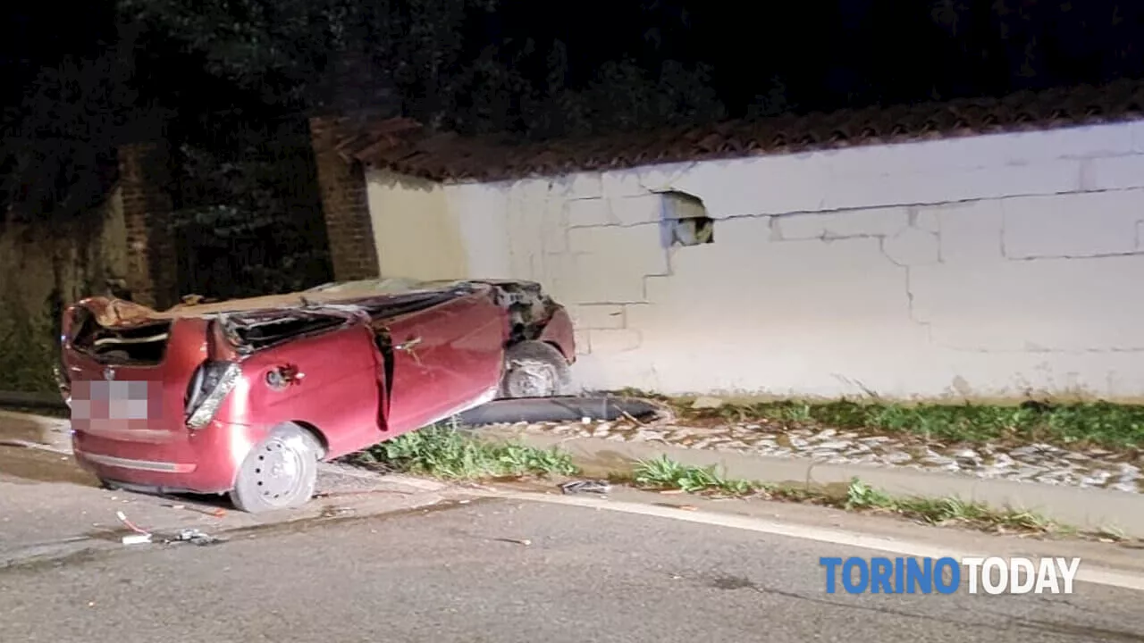 Auto sfonda il muro, l'impatto è devastante: un morto