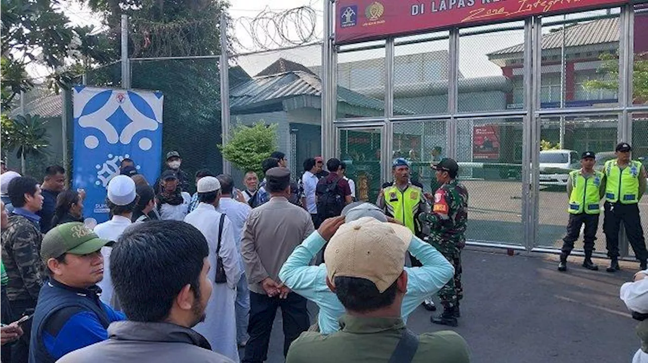 Jelang Munarman Bebas, Puluhan Simpatisan Lantunkan Selawat di Depan Lapas Kelas IIA Salemba