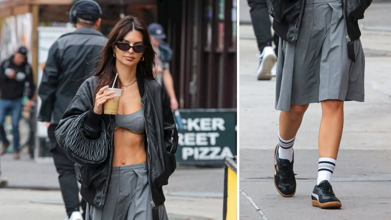 Cómo llevar falda plisada con tenis Puma como Emily Ratajkowski