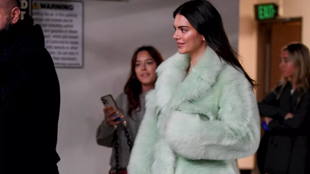 Kendall Jenner lleva un look glamouroso de botas altas blancas y abrigo de pelos