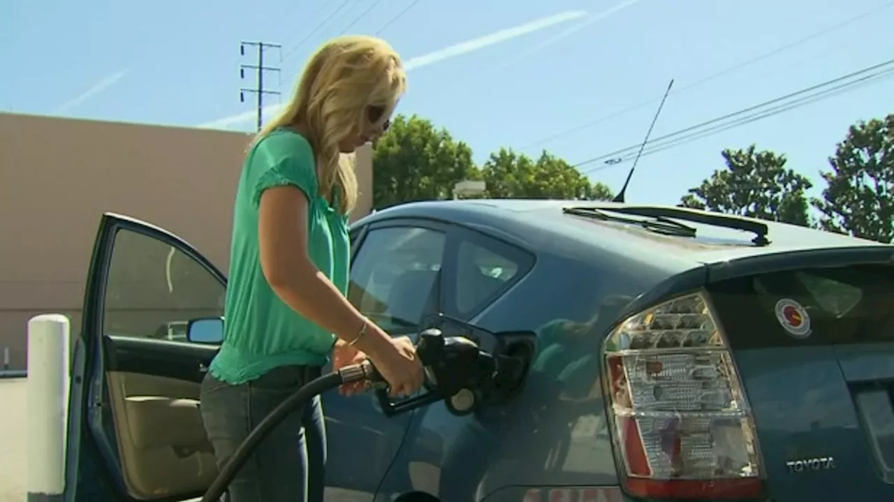 Gas prices drop nearly 9 cents over last week, according to GasBuddy