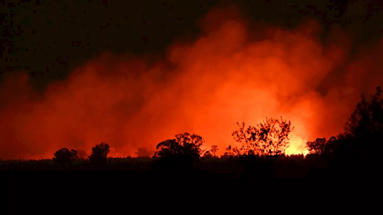 Residents of Wallangarra on QLD-NSW border told to shelter to survive as bushfire approaches