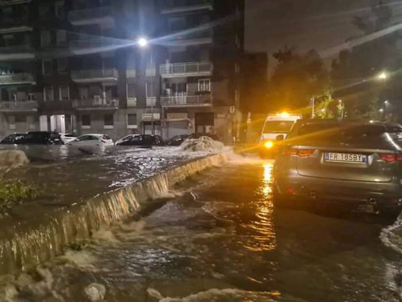 Maltempo: forti piogge nella notte a Milano, esondato il Seveso