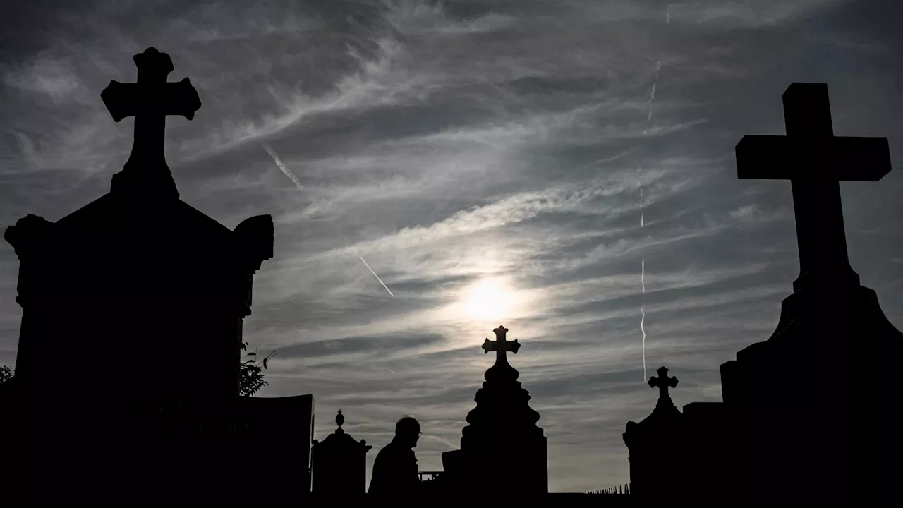 Lyon: un cimetière fermé à cause du vent, des visiteurs manifestent juste avant la Toussaint