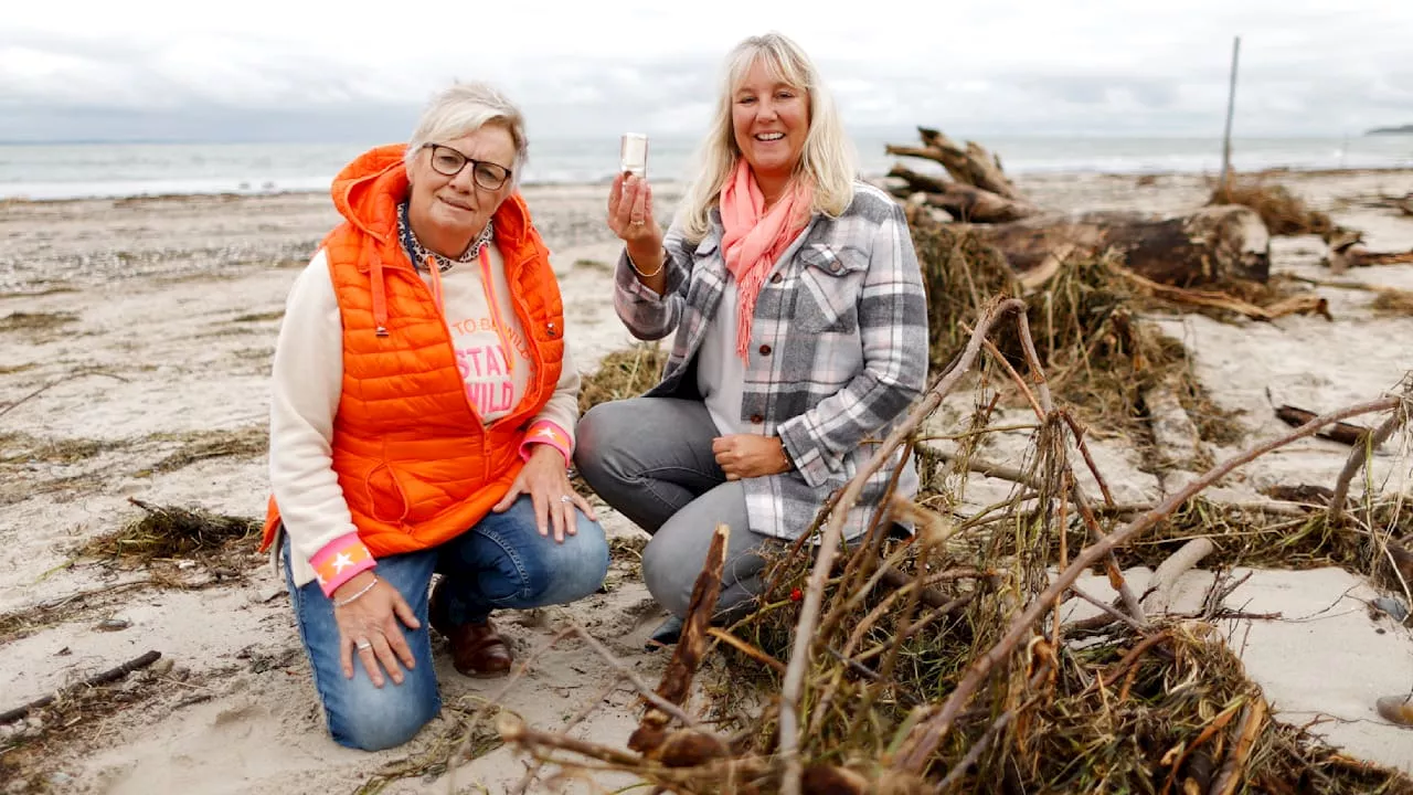 Freundinnen finden sie an der Ostsee: Flaschenpost von 1968 angespült