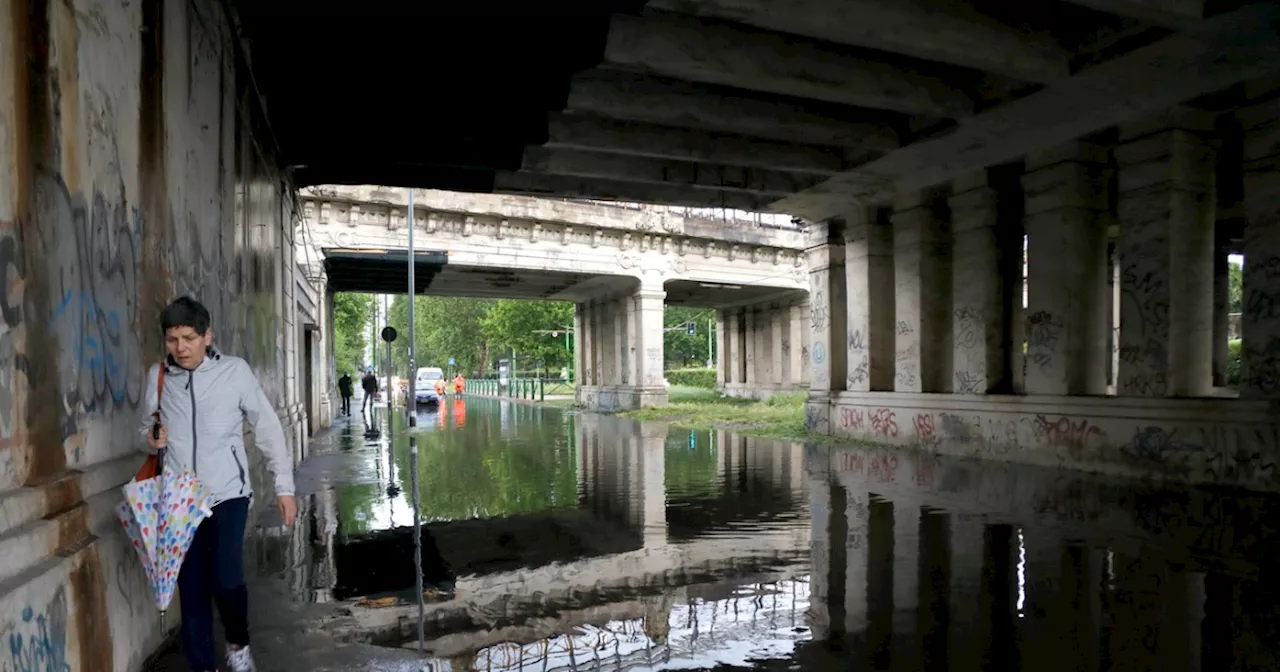 Maltempo, bufera a Milano, esonda il Seveso. Interventi anche in Veneto e Valtellina