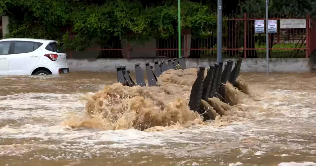 Nubifragio a Milano, l’acqua del Seveso fuoriesce dai tombini a Niguarda: “La corrente è…