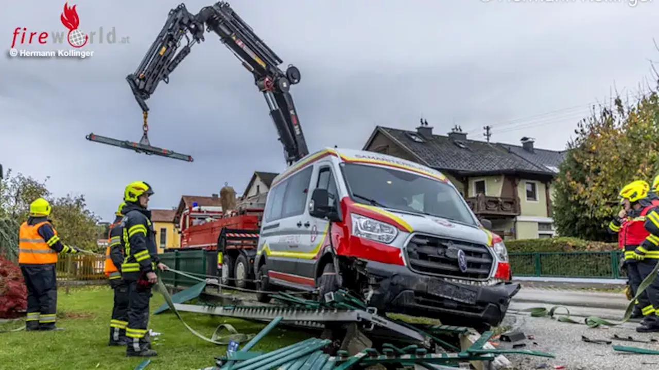 Oö: Behindertentransporter prallt in Alkoven gegen abgestellten Pkw und Gartenmauer