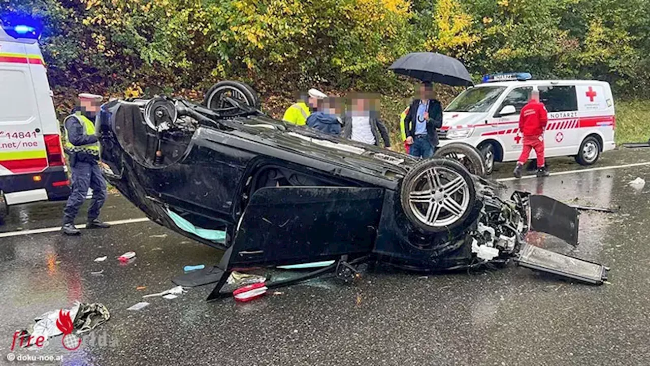 Schwerer Verkehrsunfall: Fahrzeug überschlägt sich und bleibt auf dem Dach liegen