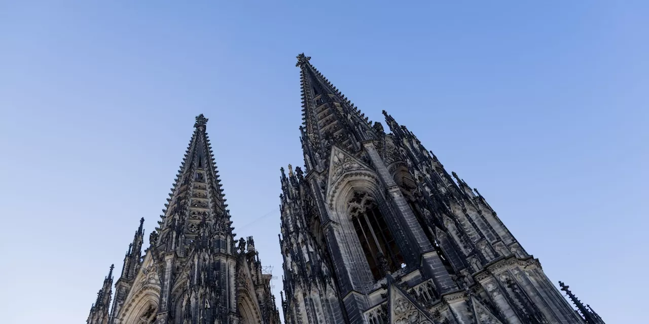 Feuerwehr muss australischen Touristen vom Kölner Dom abseilen