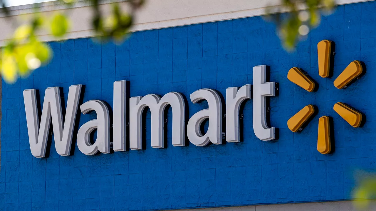 Walmart's holiday plans aim to counter inflation