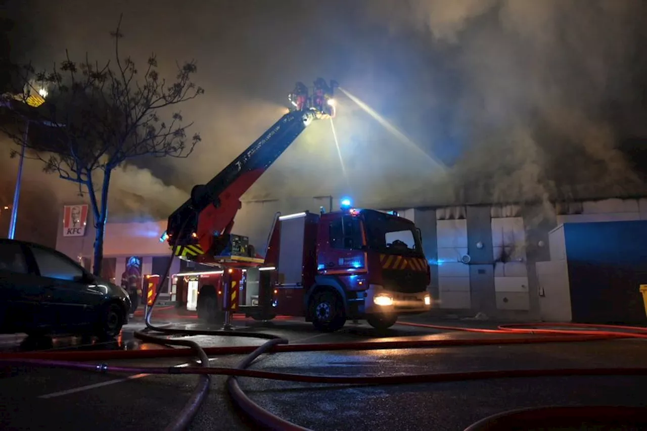 VIDÉO. Marseille : le KFC de Plombières (14ᵉ) incendié, la route fermée