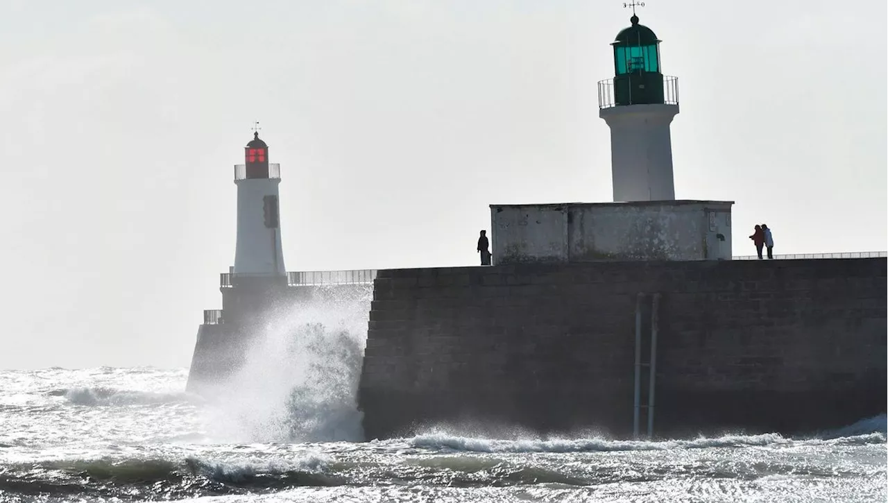 Avec ses vents pouvant atteindre 170 km/h, la tempête Ciarán s'approche des côtes françaises