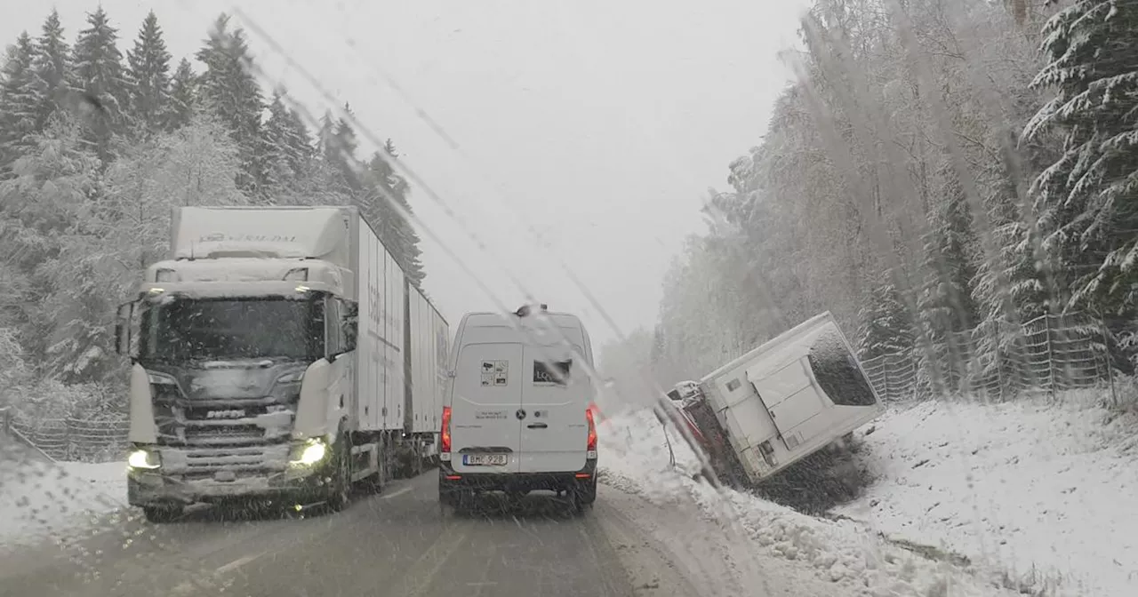 Lastbilar fast i snövädret – 'väldigt ansträngt'