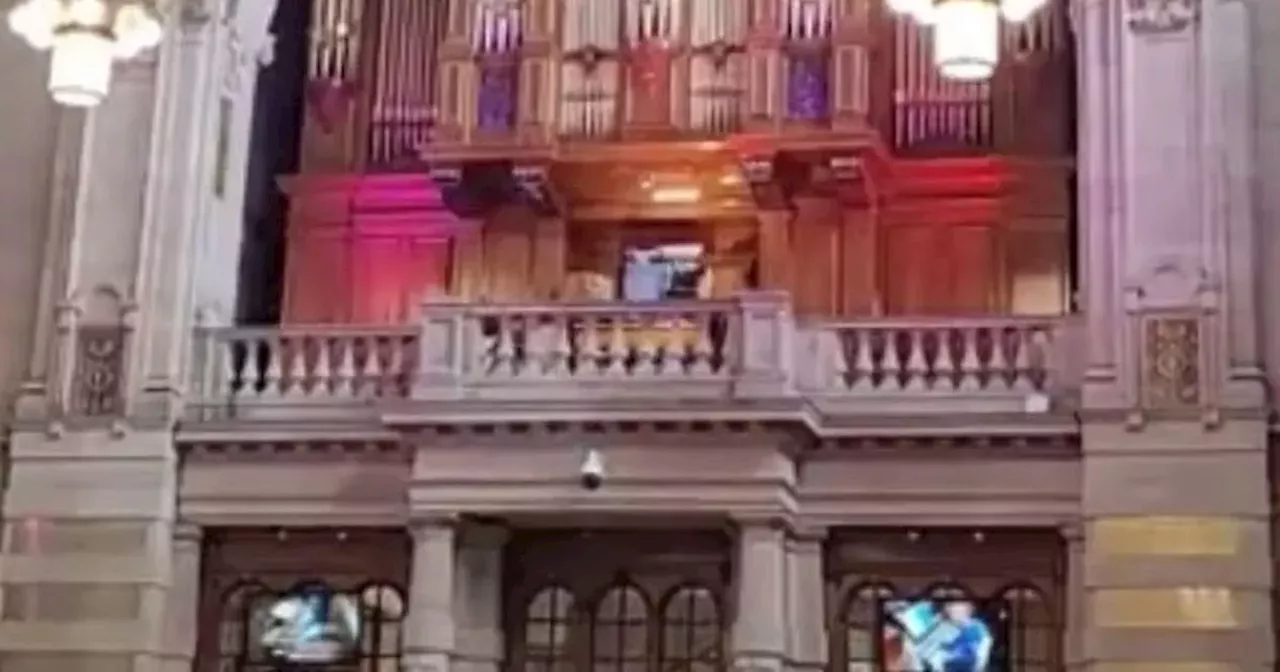 Organist Pays Tribute to Matthew Perry by Playing Friends Theme at Kelvingrove Art Gallery