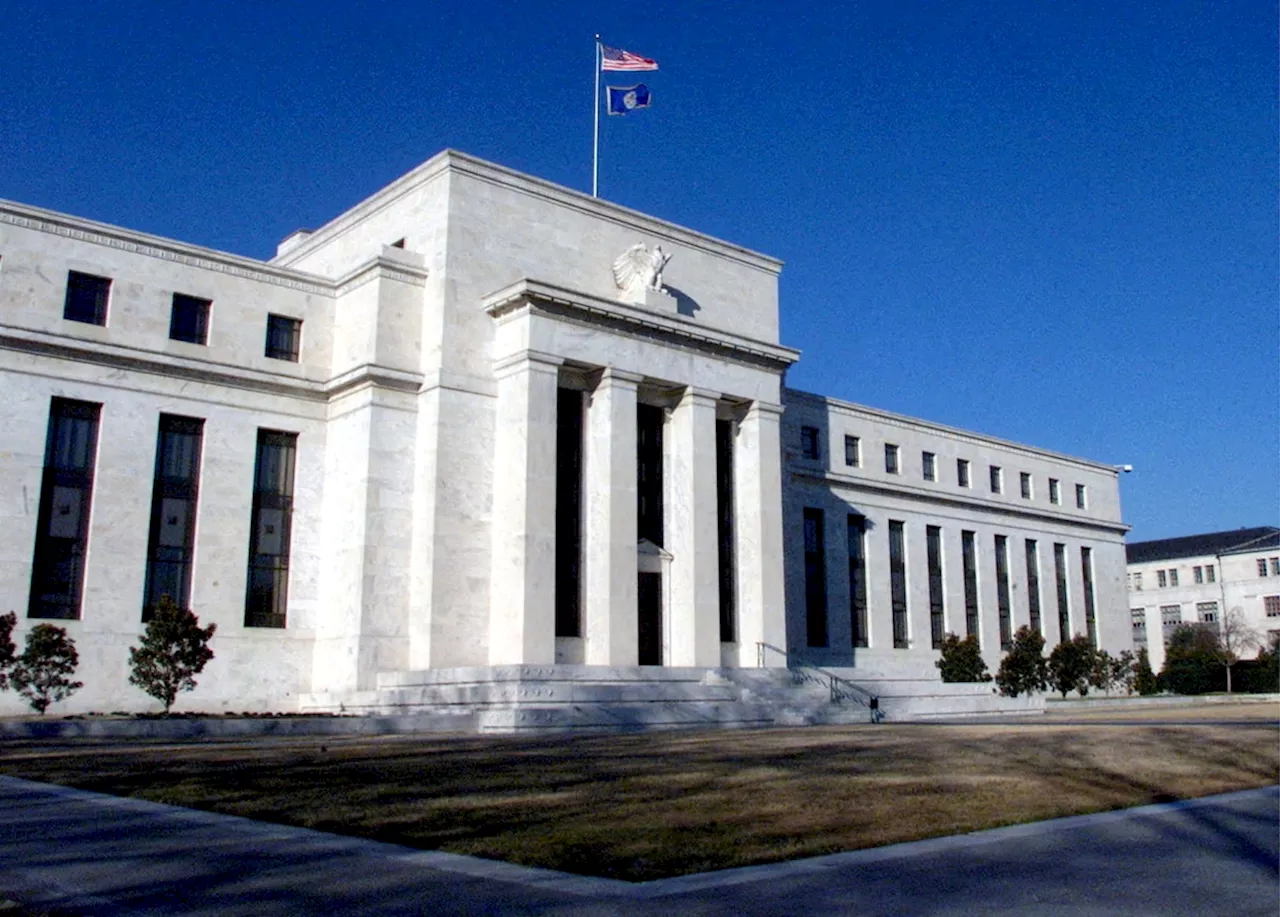 Federal Reserve to Keep Key Interest Rate Unchanged Amid Economic Pressure