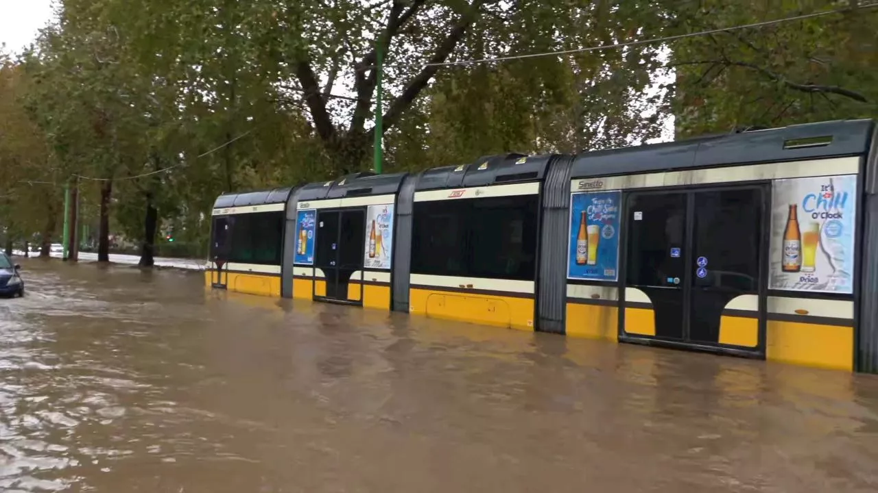 Milano bloccata dall'inondazione del Seveso, tram e auto in difficoltà nelle strade trasformate in fiumi