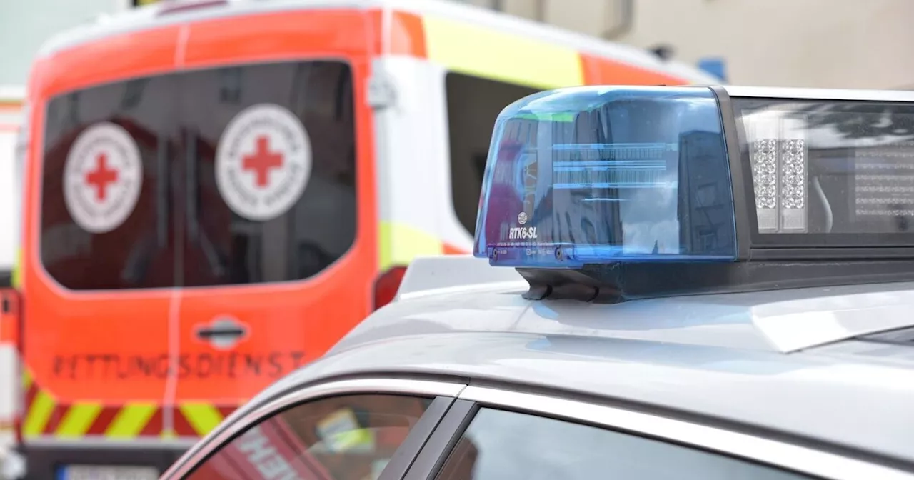 Autofahrerin schrammt in Dorfen gegen Fahrzeuge und prallt gegen Lichtmast