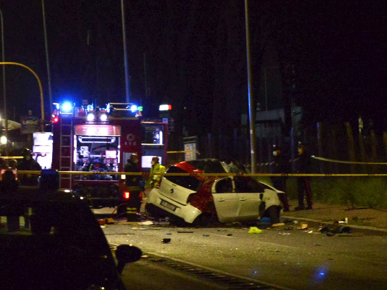 Roma, tre operai investiti da un'auto sul Gra: morto un ghanese