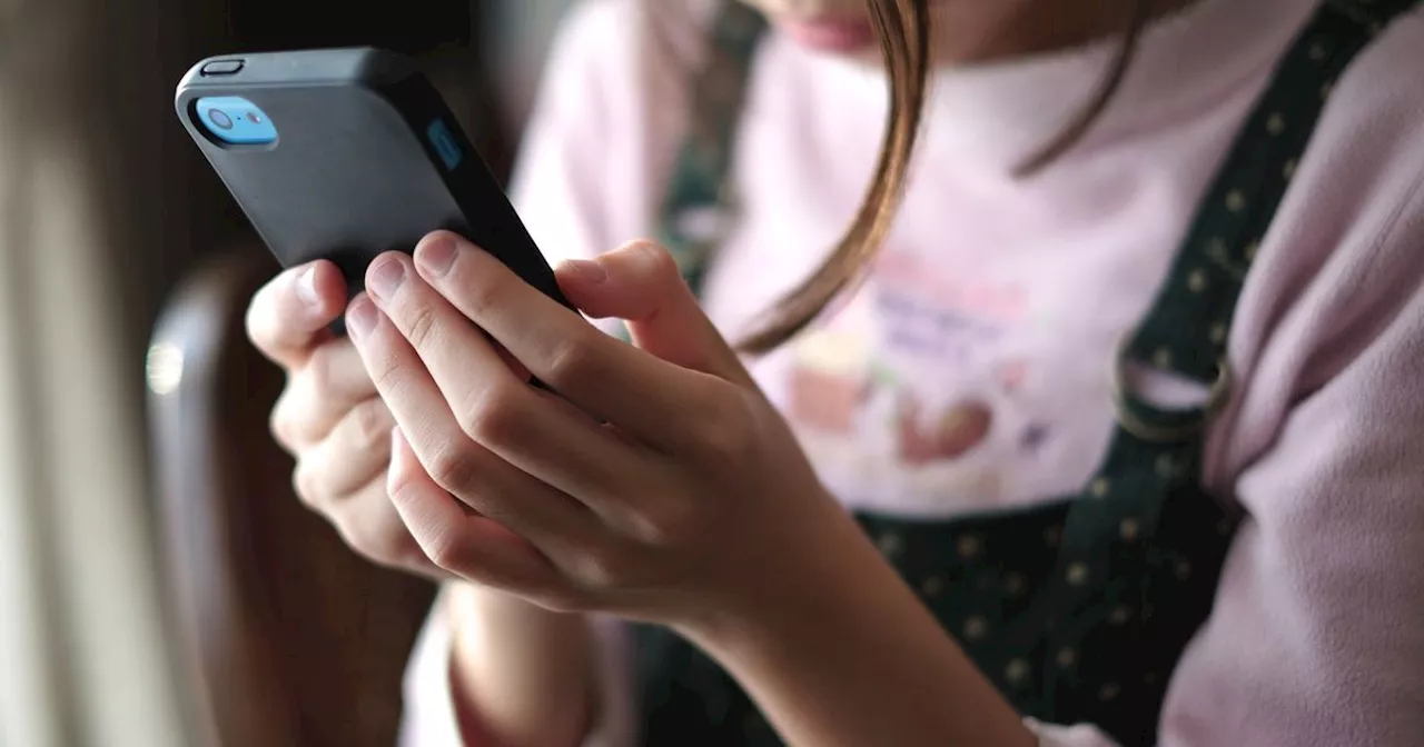 Parents back campaign to ban smartphones for kids