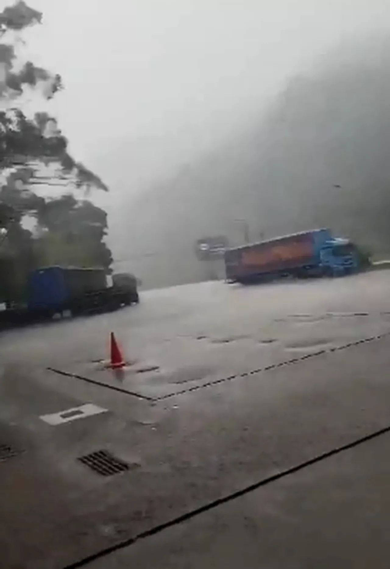 Chuva forte provoca alagamentos em Petrópolis e sirenes são acionadas