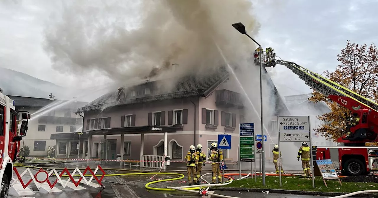 Mehrfamilienhaus in Flammen: Eine Person schwer verletzt