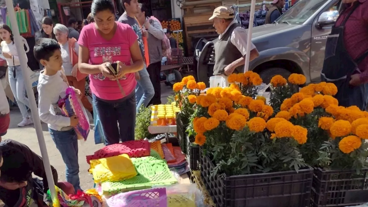 Amas de casa de Hidalgo colocan ofrendas pese a altos precios de comestibles