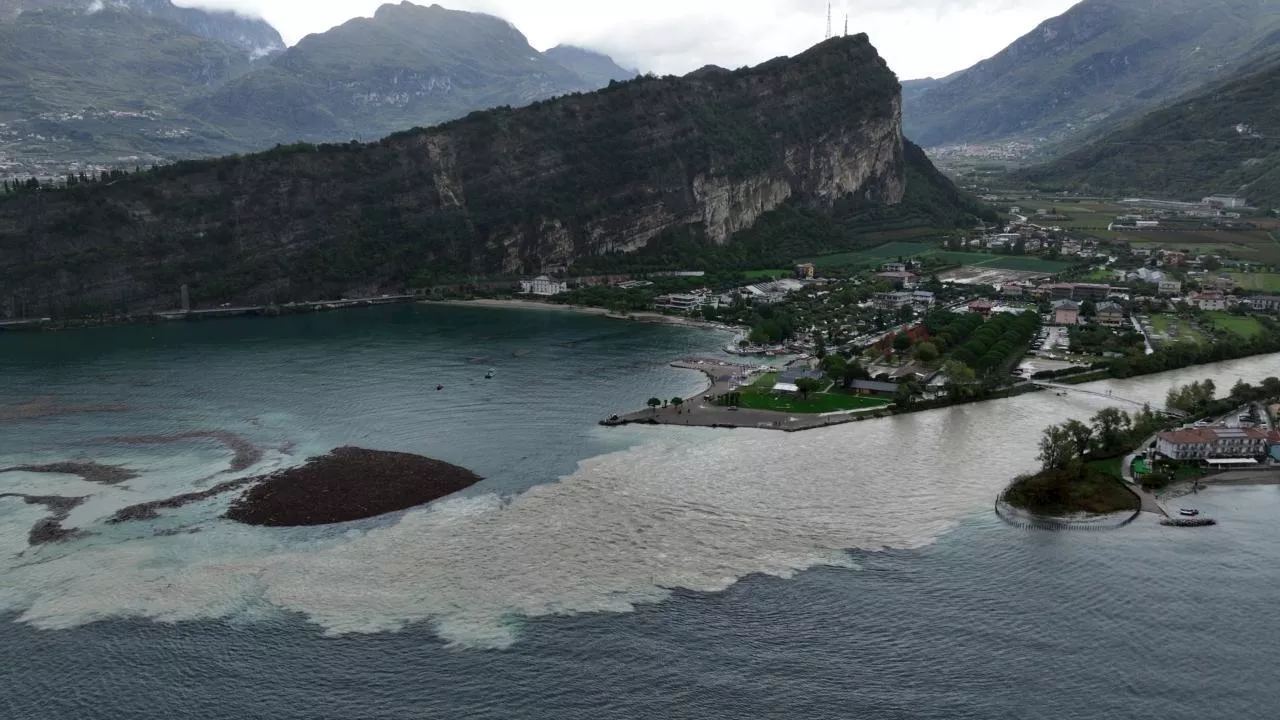 Maltempo, in volo con il drone sul Lago di Garda: arriva un'onda di fango e l'enorme isola di detriti cresce