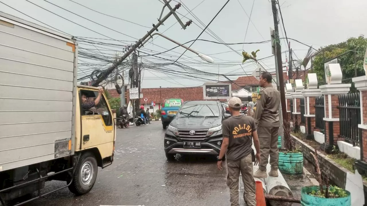 Hujan Deras dan Angin Kencang, Tiang Listrik di Ciomas Bogor Nyaris Roboh