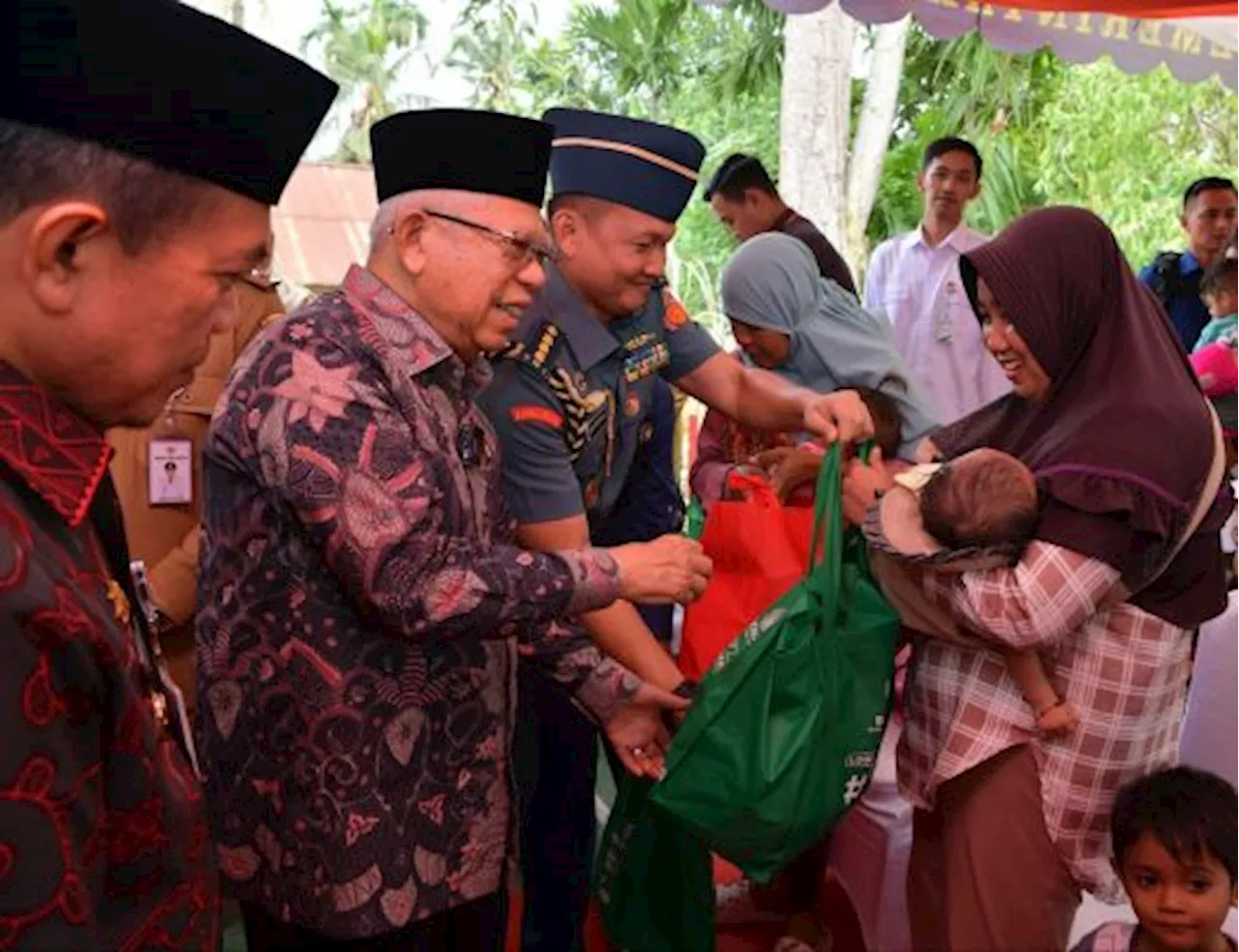 Wapres dan BAZNAS Serahkan Bantuan Paket Logistik Keluarga di Jambi