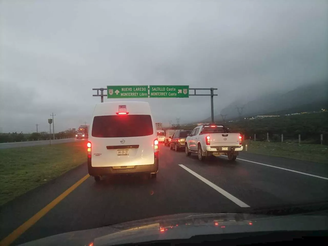 Abren carretera Saltillo-Monterrey tras paro por neblina